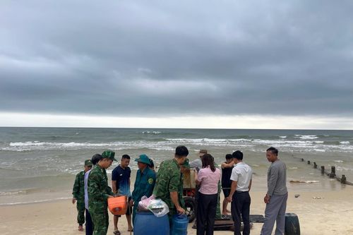 Tàu cá bị chìm, 2 thuyền viên may mắn bơi vào bờ an toàn