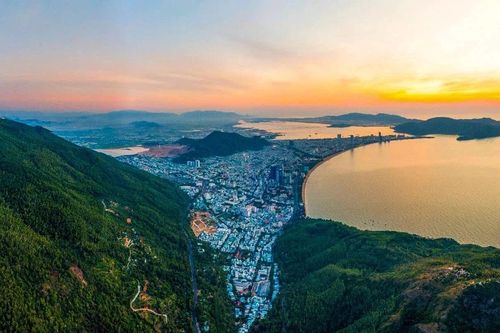 Tận hưởng bình minh phố biển trên núi Xuân Vân