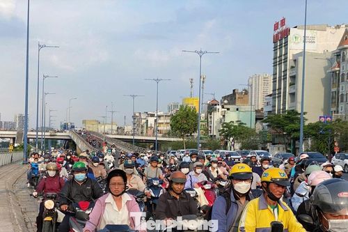 Các lối vào trung tâm TPHCM ken đặc người, xe trong sáng đầu tuần sau lễ
