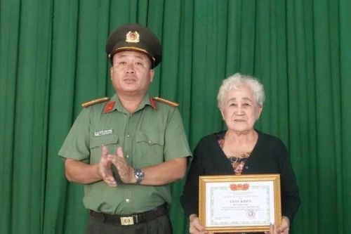 Tặng giấy khen cho cụ bà trả lại ví tiền 73 triệu đồng