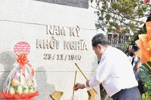 Chủ tịch Quốc hội dâng hương tại Di tích Địa điểm Dinh quận Hóc Môn