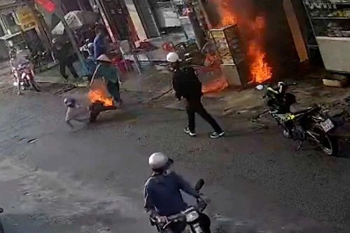 Xăng rò rỉ gần bếp than gây cháy, một người bị bỏng nặng