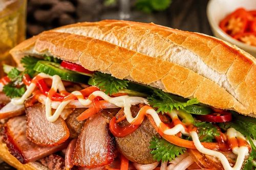 Chủ quán bánh mì làm 86 người ngộ độc bị phạt 80 triệu đồng, đình chỉ 3 tháng
