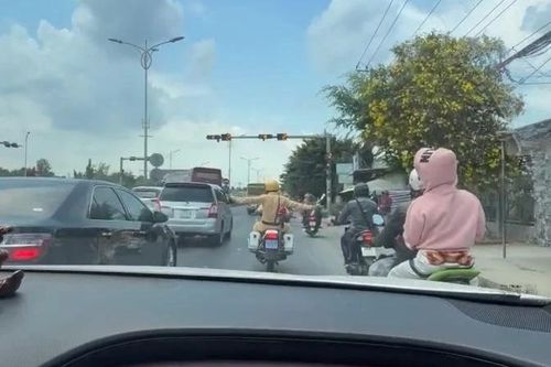 CSGT Đồng Tháp dùng xe đặc chủng mở đường cứu bệnh nhân giữa dòng xe ùn tắc