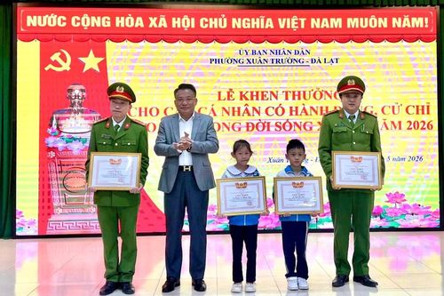 Lâm Đồng tặng giấy khen cán bộ công an, học sinh có nghĩa cử đẹp