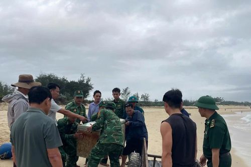 Tàu cá chìm do dông lốc, 2 ngư dân Quảng Trị bơi gần 1km vào bờ