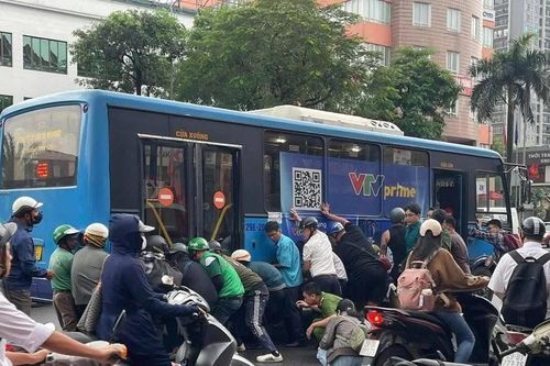 Vụ người phụ nữ bị cuốn vào gầm ô tô ở Hà Nội: Tài xế xe buýt không giảm tốc độ khi đến nút giao