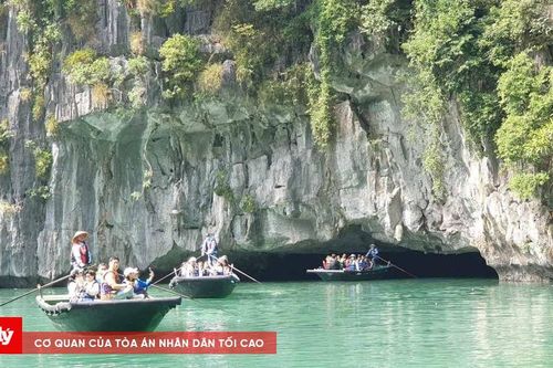 Kịp thời cứu hộ xuồng chở du khách gặp sự cố trên Vịnh Hạ Long