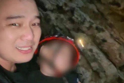 Cha mẹ mải mê chụp ảnh, con trai rơi vào khe đá đối mặt 'tử thần'