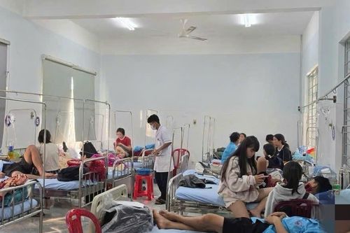 Tiệm bánh mì gây ngộ độc cho 86 người bị đình chỉ 3 tháng, phạt 80 triệu đồng