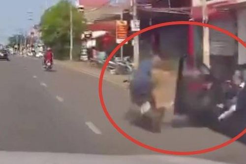 Mở cửa ô tô bất cẩn, tài xế quật ngã người đi xe máy, xe phía sau suýt 'oan gia'