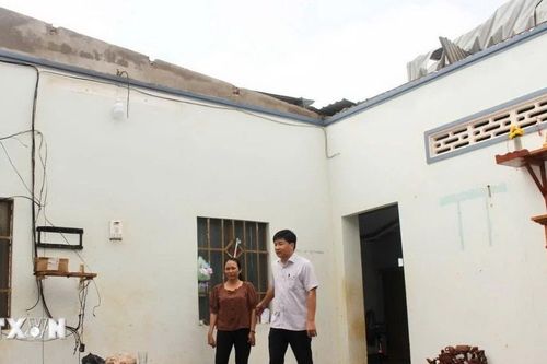 Dông lốc làm hư hỏng trường học, nhà cửa tại Đồng Nai và Sơn La