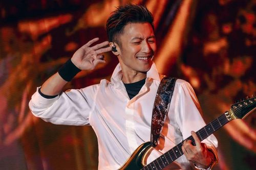 Hàng ngàn người rơi nước mắt trong concert của Tạ Đình Phong