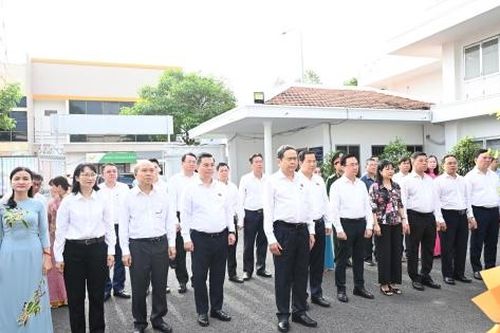 Chủ tịch Quốc hội dâng hương tại Di tích lịch sử - văn hóa quốc gia Dinh Quận Hóc Môn