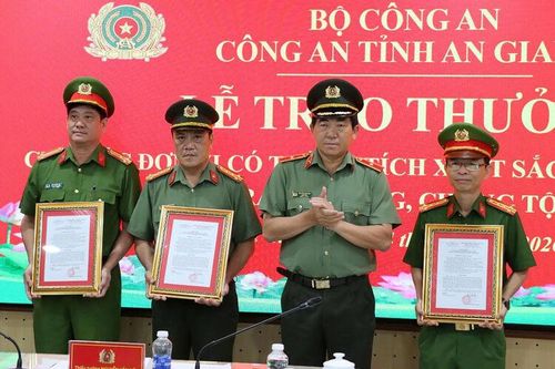 Trao thưởng các đơn vị có thành tích xuất sắc trong công tác đấu tranh phòng, chống tội phạm