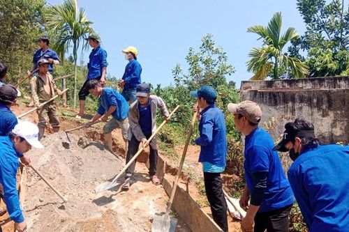 'Hành quân' về làng làm thiện nguyện