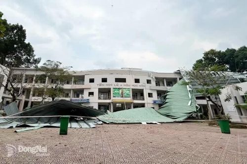 Học sinh Trường tiểu học Bình An tạm nghỉ học 1 ngày để khắc phục sự cố dông lốc làm tốc mái trường học