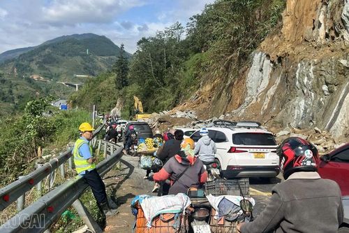 Quốc lộ 4D cơ bản thông xe trở lại từ 9 giờ sáng, sau vụ sạt lở đá trong đêm