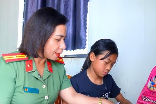 Công an xã giữ nhịp đến trường cho trẻ mồ côi vùng biên giới