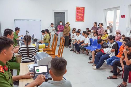 Xuyên đêm hoàn thành định danh điện tử cho trẻ em