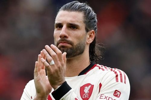 Dominik Szoboszlai gây bão với hành động khoe logo vô địch sau trận thua MU tại Old Trafford