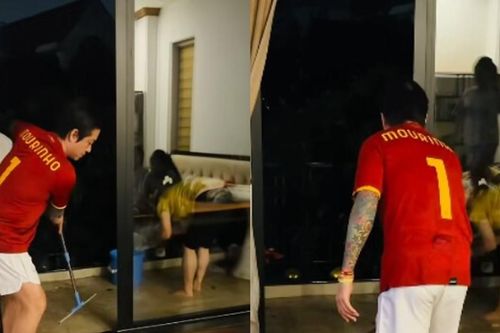 Ca sĩ Tuấn Hưng hì hục tát nước do mưa lớn và nỗi lòng với bà con vùng lũ