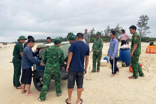 Tàu cá bị chìm, 2 ngư dân may mắn thoát nạn