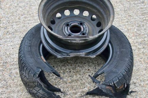 Nổ lốp xe trên đường xử lý như thế nào để giữ an toàn?