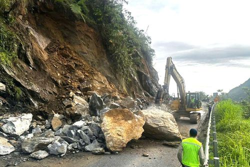 Lào Cai: Sạt lở đất đá trên QL4D qua xã Tả Phìn gây ách tắc đường lên Sa Pa