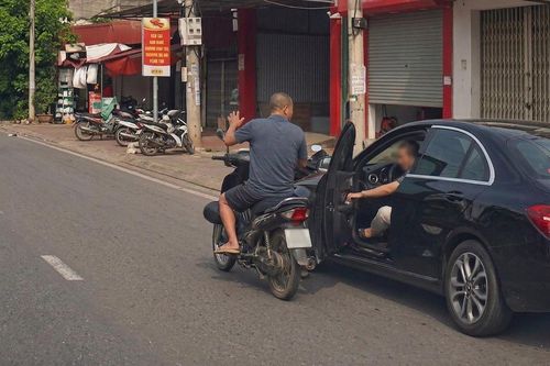 Khoảnh khắc tài xế bất ngờ mở cửa ô tô hất văng người đi xe máy xuống đường