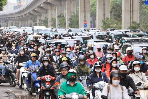 Hà Nội 'nóng' trở lại sau kỳ nghỉ lễ: Đường phố ùn tắc, người dân chật vật đi làm