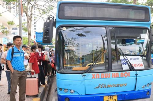 Hà Nội: 6,2 triệu lượt khách đi xe buýt, metro dịp lễ