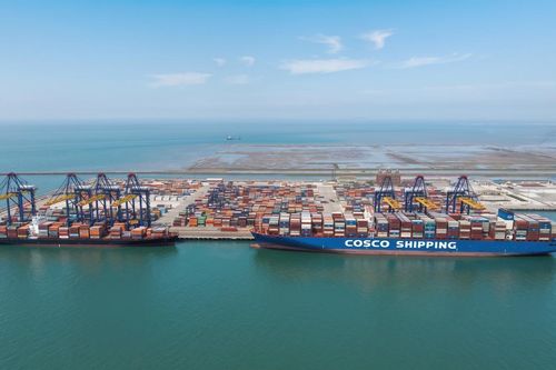 'Siêu tàu' liên tục cập bến, cảng biển Việt trước áp lực chuyển mình