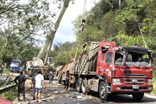 CSGT Quảng Ngãi khuyến cáo sau vụ lật xe tải trên đèo Vi Ô Lắk khiến hai người tử vong