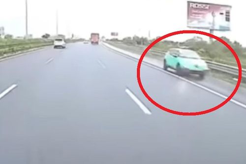 Tài xế taxi đi ngược chiều cao tốc Pháp Vân bị phạt 35 triệu đồng, trừ 10 điểm bằng lái