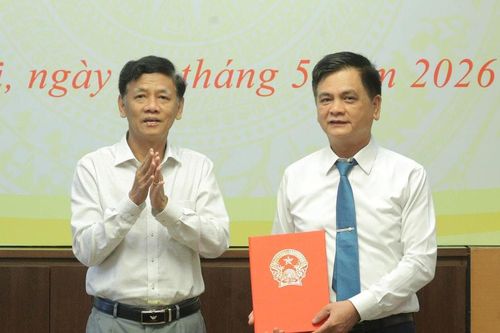 Hội đồng Dân tộc trao Nghị quyết của Ủy ban Thường vụ Quốc hội về công tác cán bộ