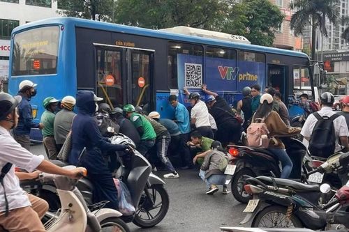 Va chạm giao thông khiến một người bị cuốn vào gầm xe buýt