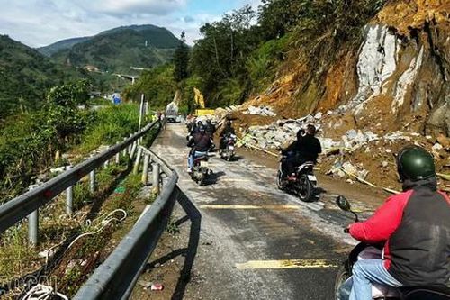 Đã thông xe đoạn sạt lở trên quốc lộ 4D lên Sa Pa