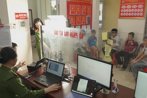 Công an phường Nùng Trí Cao tích cực cấp căn cước phục vụ nhân dân dịp nghỉ lễ