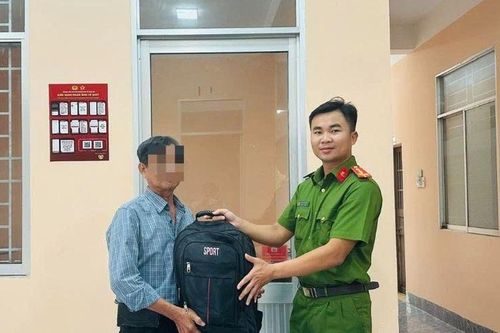 Tây Ninh: Người đàn ông trả lại balô chứa đầy tiền, vàng cho công an