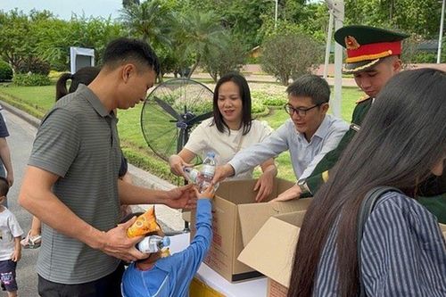 Ấm áp tình người bên Lăng Bác: 110.000 suất quà nghĩa tình dành tặng du khách