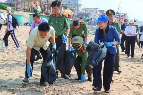 TPHCM: Triển khai cao điểm bóc gỡ quảng cáo bẩn, triệt đường sống của 'tín dụng đen'