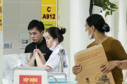 Người đàn ông hôn mê ngay cửa viện và nỗi đau phía sau lá đơn xin xuất viện sớm