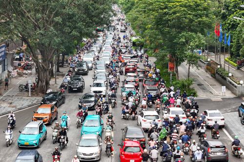 Ô tô dàn hàng 5, xe máy leo vỉa hè ngày đầu đi làm sau nghỉ lễ
