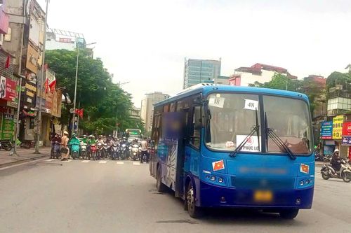 Nguyên nhân vụ tai nạn khiến người phụ nữ mắc kẹt dưới gầm xe buýt