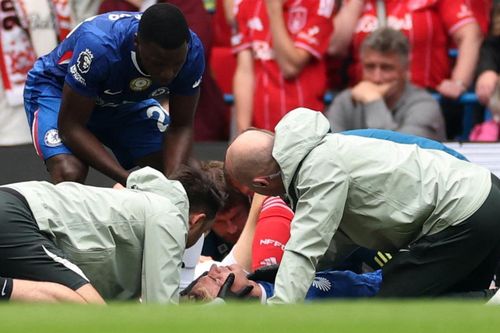 Cầu thủ Chelsea bất tỉnh, đi cấp cứu ngay lần đầu ra sân ở Ngoại Hạng Anh