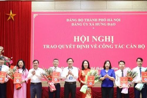 Xã Hưng Đạo công bố quyết định về công tác nhân sự