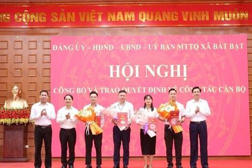 Xã Bất Bạt trao quyết định bổ nhiệm cán bộ, kiện toàn tổ chức bộ máy
