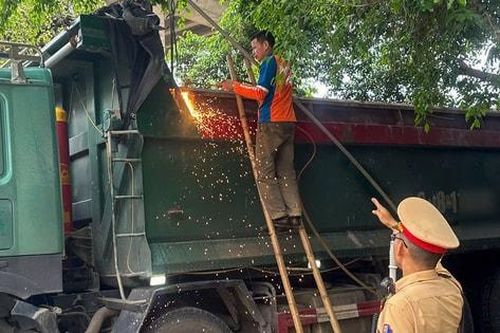 Cắt thành thùng xe tải để rơi vãi đất ra đường