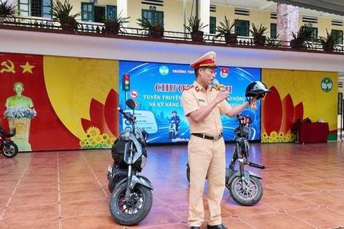 Xã An Khánh tuyên truyền luật giao thông cho 1.500 học sinh phổ thông